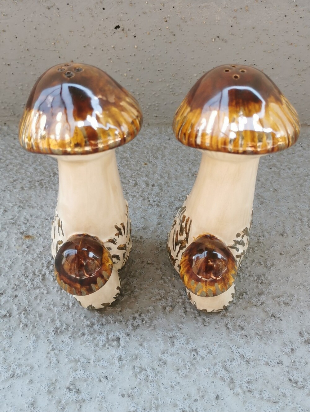 Vintage 1983 Studio Pottery Mushroom Salt & Pepper Shakers Hand Painted - Picture 9 of 13